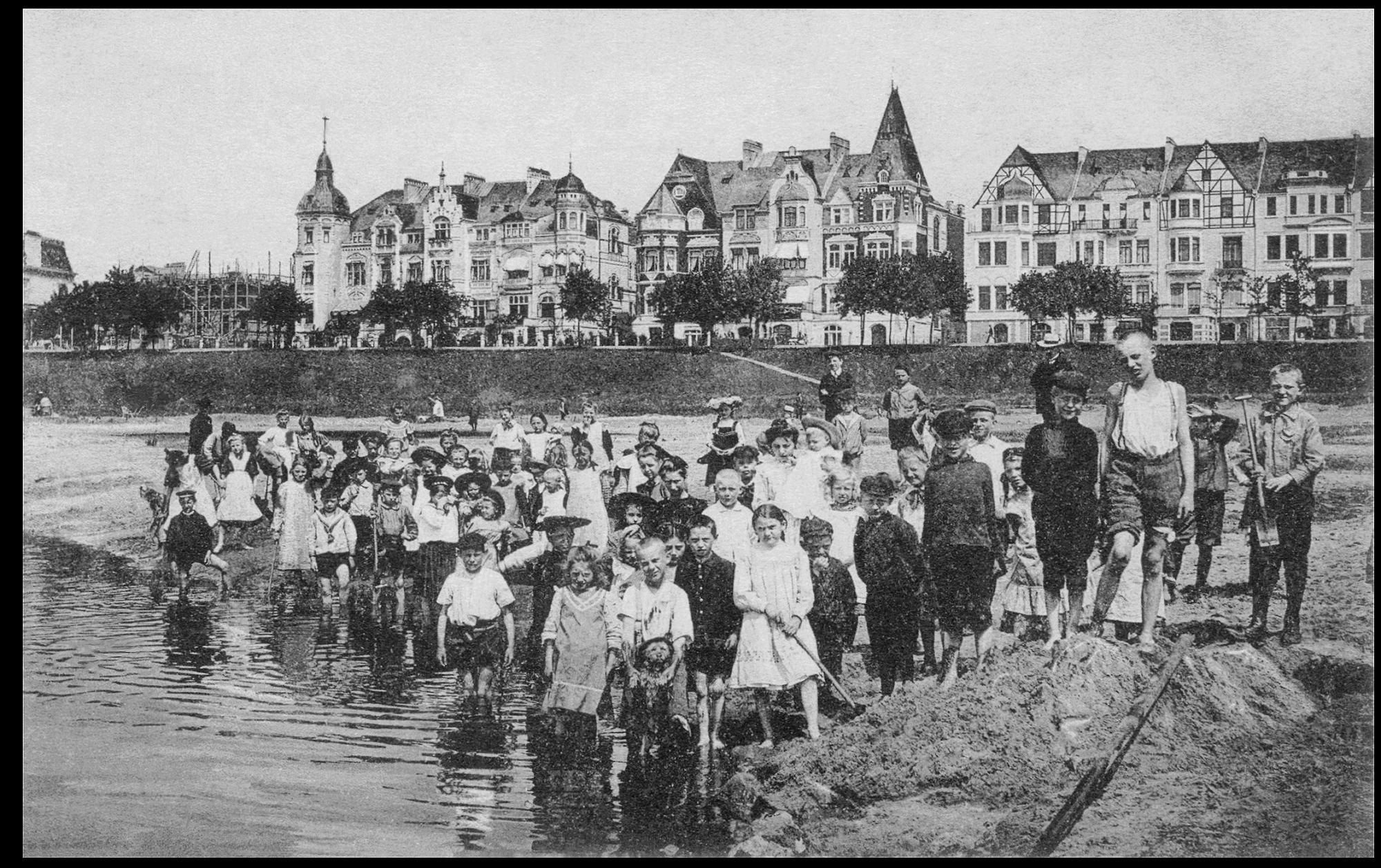 Badeleben am Osterdeich, Gruppe am Wasser - sw